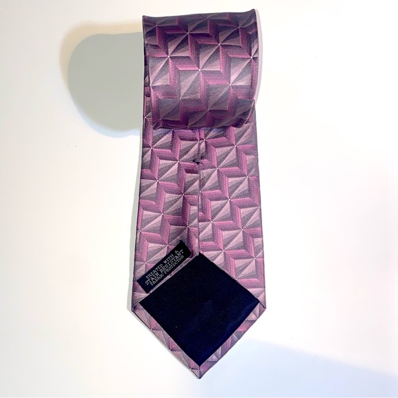 No Brand Label Men’s Necktie in Mauve/Pink/Grey with geometric design 100% Silk - Picture 2 of 4